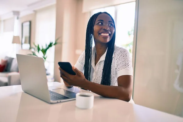 Молодая Африканская Американка Улыбается Счастливой Работе Ноутбуком Дома — стоковое фото