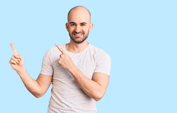 Joven Hombre Guapo Con Camiseta Casual Sonriendo Mirando Cámara Apuntando —  Fotos de Stock