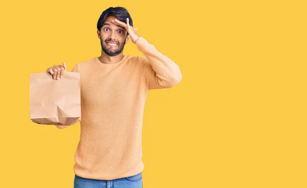 Bonito Homem Hispânico Segurando Tirar Saco Papel Estressado Frustrado Com — Fotografia de Stock