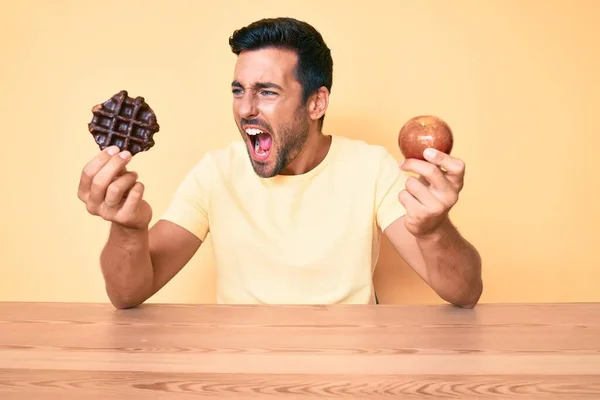 Çikolatalı Waflle Kızgın Elmayla Kahvaltı Eden Genç Bir Spanyol Sinirli — Stok fotoğraf