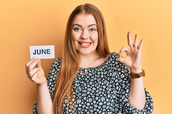 Jonge Mooie Roodharige Vrouw Houdt Juni Woord Papier Doet Teken — Stockfoto