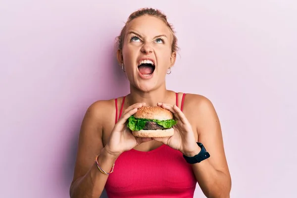 Mooie Blanke Vrouw Eten Een Smakelijke Klassieke Hamburger Boos Gek — Stockfoto