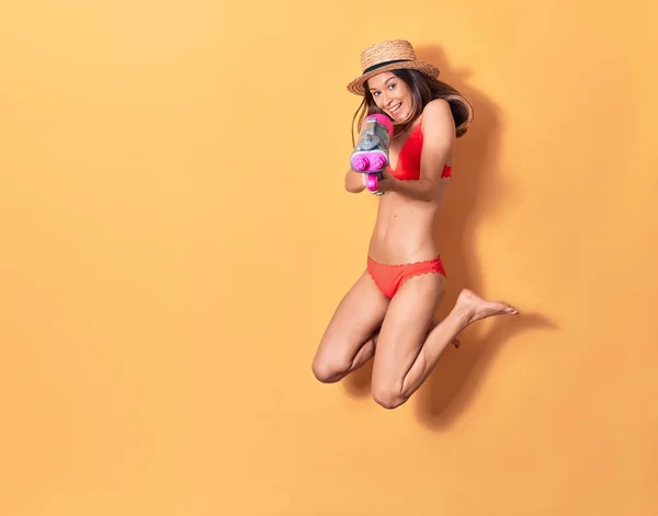 Joven Hermosa Chica Con Bikini Sombrero Verano Sonriendo Feliz Saltando —  Fotos de Stock