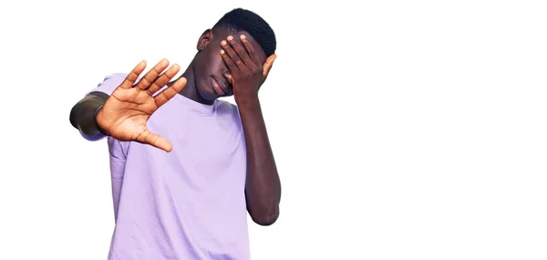 Jovem Afro Americano Vestindo Roupas Casuais Cobrindo Olhos Com Mãos — Fotografia de Stock