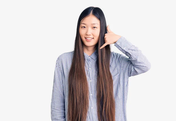 Mladá Krásná Číňanka Neformální Košili Usmívá Gestikuluje Rukama Prsty Jako — Stock fotografie