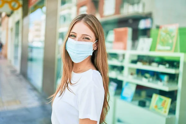 Coronavirus Koruma Maskesi Takan Beyaz Bir Kadın Şehirde Yürüyor — Stok fotoğraf