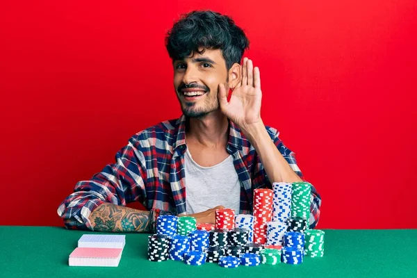 Jovem Hispânico Sentado Mesa Com Fichas Poker Cartas Sorrindo Com — Fotografia de Stock