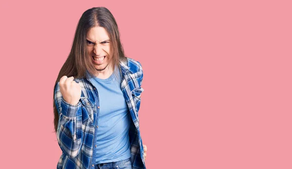 Homem Adulto Jovem Com Cabelos Longos Vestindo Camisa Casual Irritado — Fotografia de Stock