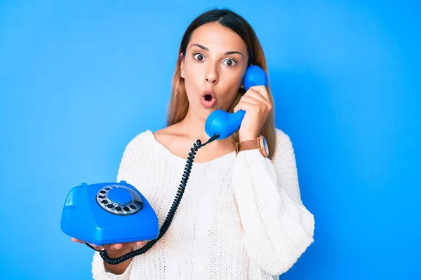 Jonge Brunette Vrouw Met Behulp Van Vintage Telefoon Bang Verbaasd — Stockfoto