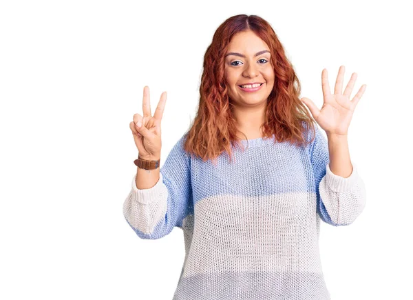 Młoda Latynoska Kobieta Luźnych Ubraniach Pokazuje Wskazuje Palcami Numer Siedem — Zdjęcie stockowe