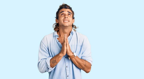 Νεαρός Ισπανόφωνος Άνδρας Φορώντας Καλοκαιρινό Στυλ Επαιτεία Και Προσεύχεται Χέρια — Φωτογραφία Αρχείου
