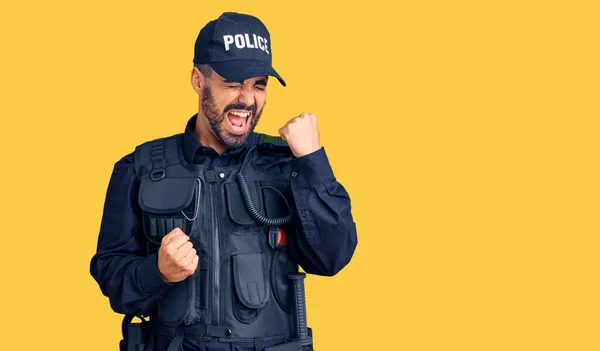 Jonge Spaanse Man Draagt Politie Uniform Vieren Verrast Verbaasd Voor — Stockfoto