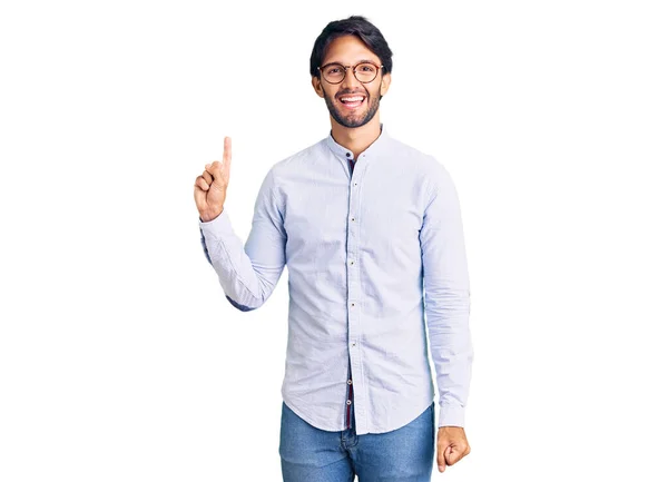Knappe Latijns Amerikaanse Man Draagt Zakelijke Shirt Bril Tonen Wijzen — Stockfoto
