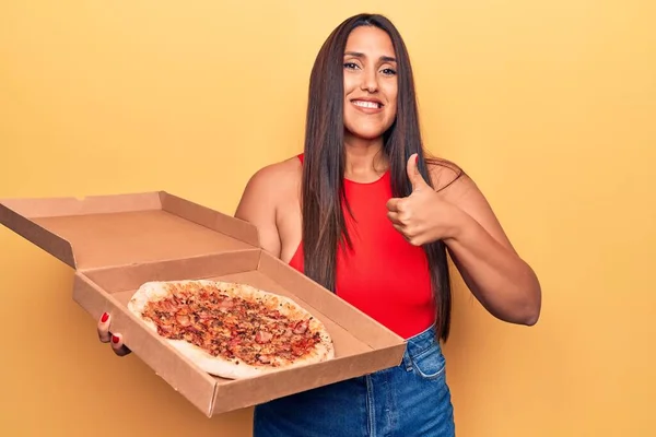 Joven Hermosa Morena Sosteniendo Caja Entrega Con Pizza Italiana Sonriendo — Foto de Stock