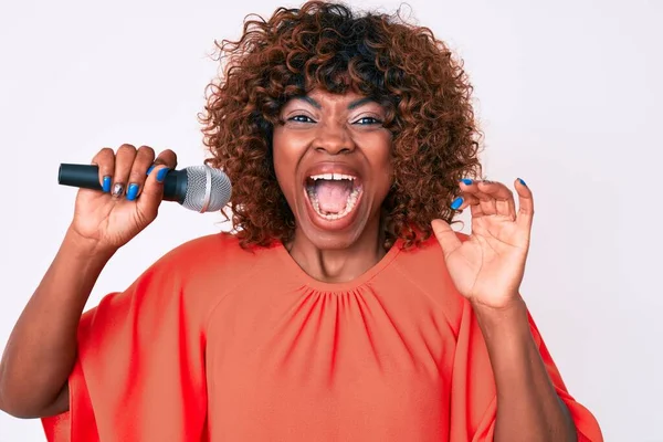 Ung Afrikansk Amerikansk Kvinna Sjunger Sång Med Mikrofon Skriker Stolt — Stockfoto