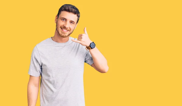 Joven Guapo Con Oso Vistiendo Camiseta Casual Sonriendo Haciendo Gesto —  Fotos de Stock