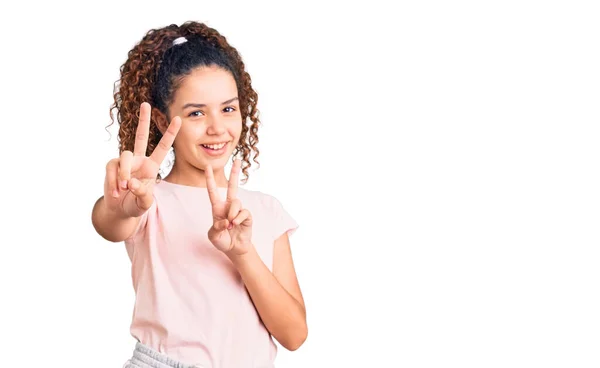 Hermosa Niña Con Pelo Rizado Con Ropa Casual Sonriendo Mirando —  Fotos de Stock