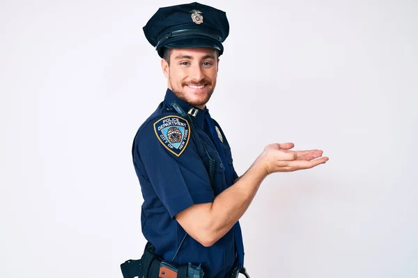 Ung Kaukasier Man Bär Polis Uniform Pekar Sidan Med Händerna — Stockfoto