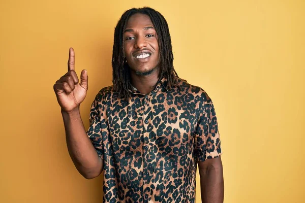 Африканский Американец Косичками Леопардовой Рубашке Животного Указывающий Пальцем Успешную Идею — стоковое фото