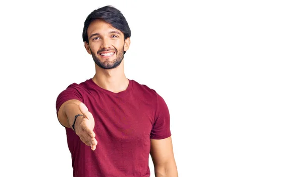 Hombre Hispano Guapo Usando Ropa Casual Sonriente Amistoso Ofreciendo Apretón —  Fotos de Stock