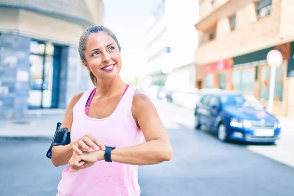 Middle Age Sportswoman Smiling Happy Training City — Stock Photo, Image