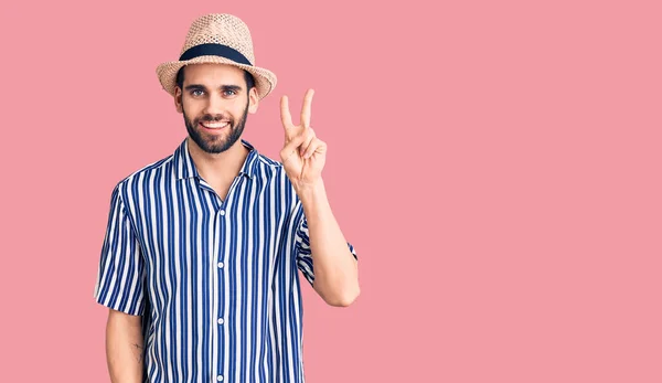 Homem Bonito Jovem Com Barba Vestindo Chapéu Verão Camisa Listrada — Fotografia de Stock