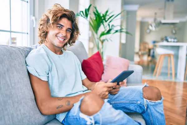 Joven Hombre Hispano Sonriendo Feliz Usando Tableta Casa — Foto de Stock