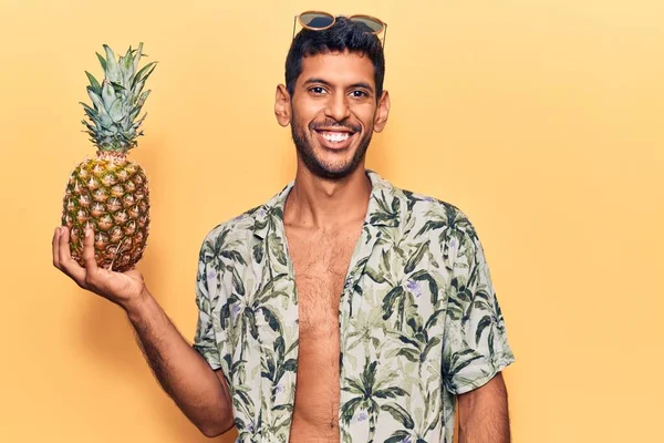 Mladý Latinský Muž Letní Košili Drží Ananas Vypadá Pozitivně Šťastně — Stock fotografie