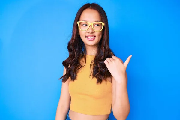 Joven Hermosa Chica China Con Ropa Casual Gafas Sonriendo Con —  Fotos de Stock