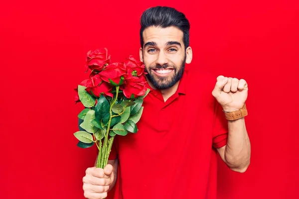 Jovem Homem Bonito Com Barba Segurando Buquê Rosas Gritando Orgulhoso — Fotografia de Stock