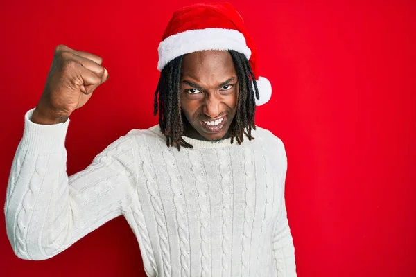 Homem Afro Americano Com Tranças Usando Chapéu Natal Irritado Louco — Fotografia de Stock