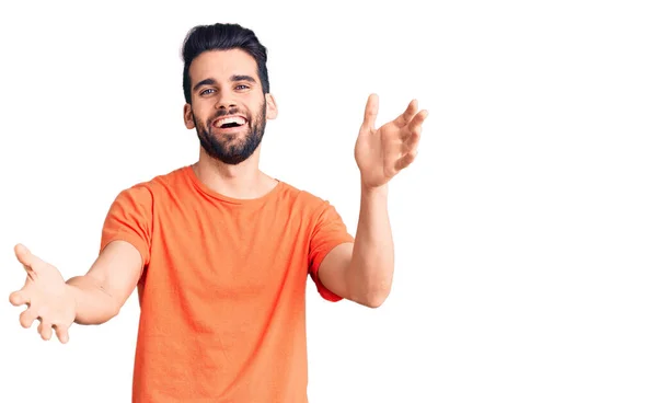 Jeune Homme Beau Avec Barbe Portant Shirt Décontracté Souriant Gai — Photo