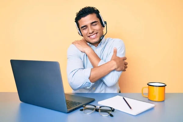 Jovem Hispânico Bonito Trabalhando Escritório Usando Fone Ouvido Operador Abraçando — Fotografia de Stock