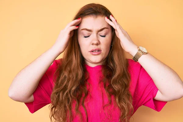 Jonge Roodharige Vrouw Draagt Casual Kleding Met Hand Het Hoofd — Stockfoto