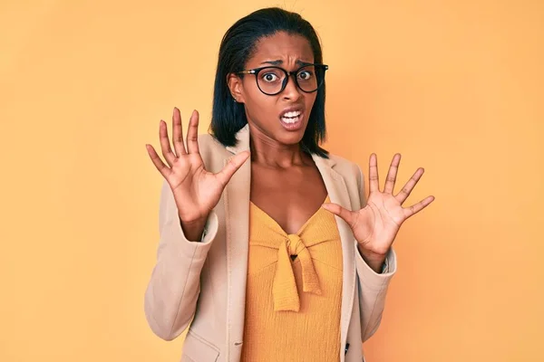 Jovem Afro Americana Vestindo Roupas Negócios Com Medo Aterrorizada Com — Fotografia de Stock