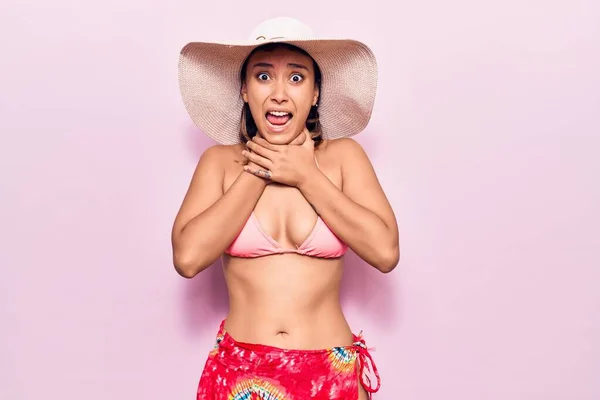 Mujer Joven Con Bikini Sombrero Gritando Sofocándose Por Estrangulamiento Doloroso — Foto de Stock