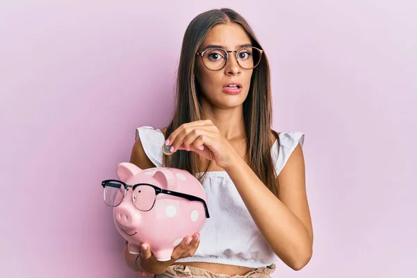 Jonge Spaanse Vrouw Met Een Spaarvarken Met Een Bril Muntstuk — Stockfoto