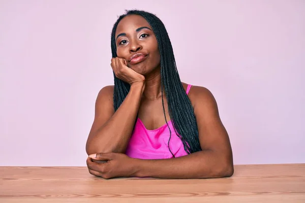 Mujer Afroamericana Con Trenzas Vestida Con Ropa Casual Sentada Mesa —  Fotos de Stock