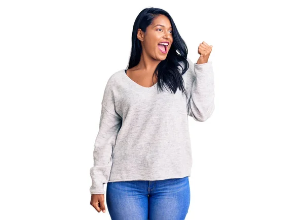 Mujer Hispana Con Pelo Largo Vistiendo Ropa Casual Sonriendo Con — Foto de Stock