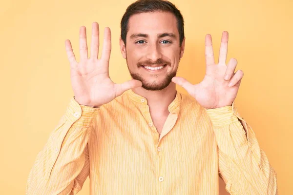 Joven Hombre Guapo Con Ropa Casual Mostrando Señalando Hacia Arriba — Foto de Stock