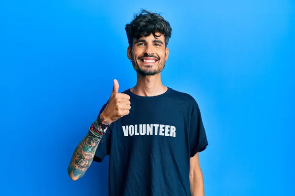 Junger Hispanischer Mann Freiwilligen Shirt Der Mit Der Hand Fröhlich — Stockfoto