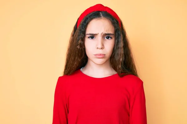 Aranyos Spanyol Gyerek Lány Visel Alkalmi Ruhák Diadem Szkeptikus Ideges — Stock Fotó