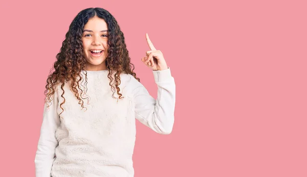 Belle Gamine Aux Cheveux Bouclés Portant Des Vêtements Décontractés Pointant — Photo