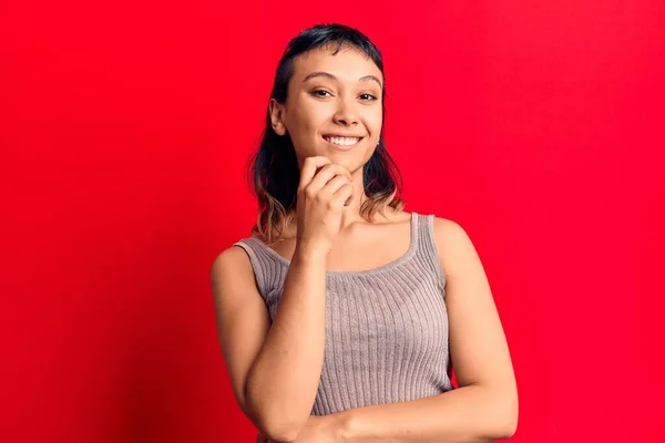 Mujer Joven Vistiendo Ropa Casual Sonriendo Mirando Confiada Cámara Con —  Fotos de Stock