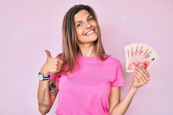 Mulher Branca Bonita Segurando Shekels Israel Sorrindo Feliz Positivo Polegar — Fotografia de Stock