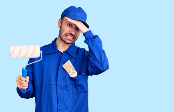 Junger Hispanischer Mann Maleruniform Mit Gestresster Und Frustrierter Hand Kopf — Stockfoto