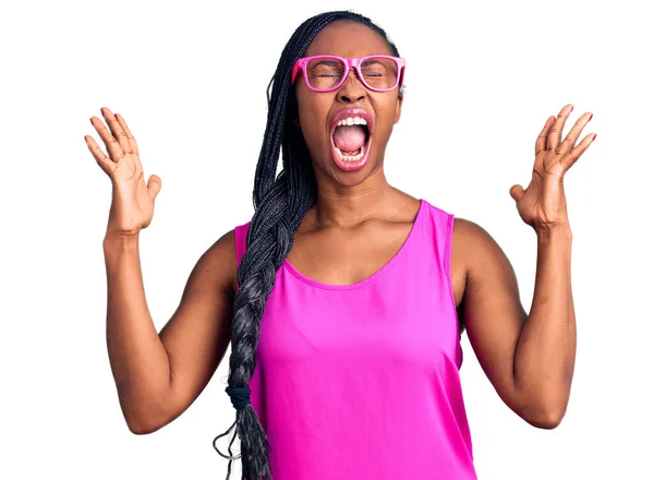 Mujer Afroamericana Joven Con Ropa Casual Gafas Celebrando Loco Loco —  Fotos de Stock