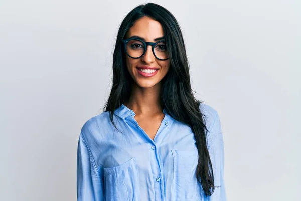 Hermosa Mujer Hispana Vistiendo Ropa Negocios Gafas Con Una Sonrisa —  Fotos de Stock