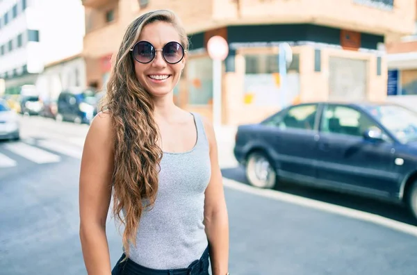Giovane Donna Bionda Sorridente Felice Passeggiando Strada Della Città — Foto Stock