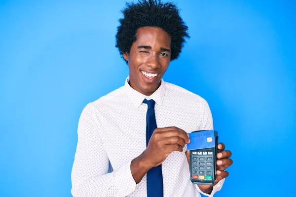 Snygg Afrikansk Amerikansk Affärsman Med Afro Hår Håller Datafon Och — Stockfoto